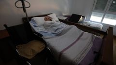 Jos� Mar�a Ratoeira, en su piso de Mondo�edo, pasa las horas entre la cama y la silla de ruedas