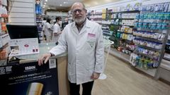 Luis Amaro Cend�n, este lunes, en la farmacia Amaro Area de la calle Benito Corbal de Pontevedra, donde sigue trabajando