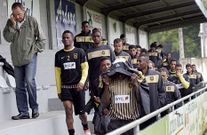 Los jugadores del Al Ittihad entrenan dos veces al d�a en el campo de Baltar, ubicado a pie de playa en Portonovo, Sanxenxo.