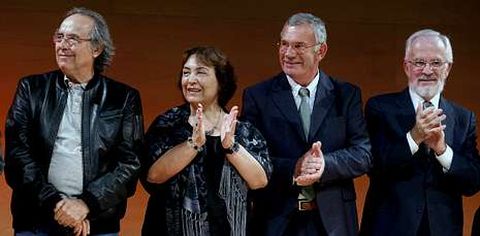 Serrat y Forges junto a Josefa Vigo y Vicente Couselo, vecinos de Angrois (en el centro).