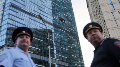 Agentes de emergencias en el centro financiero de Mosc, donde los restos de un dron de Ucrania colisionaron contra un edificio.