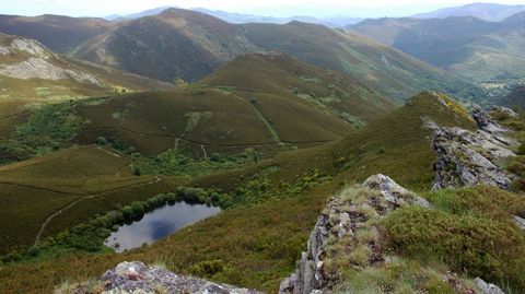 Cord�n morr�nico. El reborde extremo de la laguna de Lucenza (a la derecha de la imagen) es un dep�sito de sedimentos arrastrados por un peque�o glaciar en el Pleistoceno