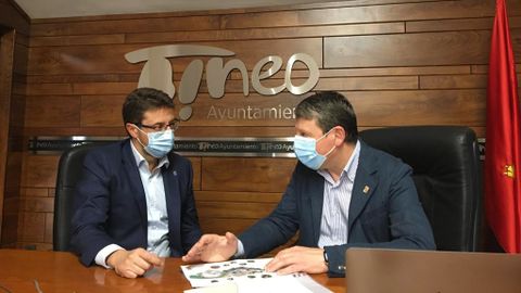 El consejero de Industria, Empleo, y Promoci�n Econ�mica, Enrique Fern�ndez,  y el alcalde de Tineo, Jos� Ram�n Feito, durante su reuni�n en la sede del ayuntamiento