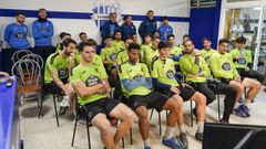 Plantilla y cuerpo técnico del Ourense CF, durante el sorteo de octavos del Copa del Rey que les emparejó con el Valencia CF.