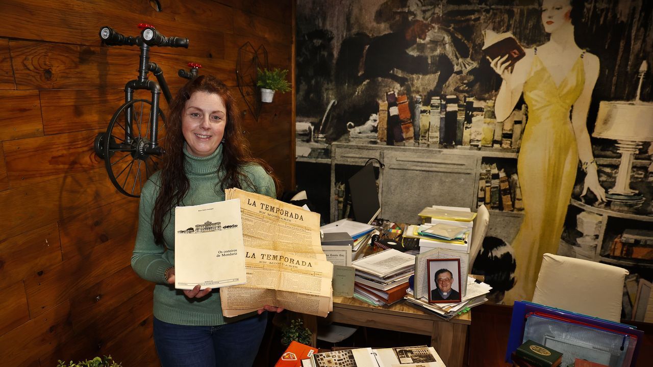 Un archivo histórico de Galicia en el salón de casa: «Lo mejor son las curiosidades»