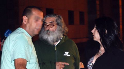 Jos� Antonio Postigo, a la izquierda, tras su puesta en libertad con cargos