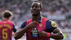 Bil Nsongo se�ala el escudo de su camiseta al celebrar el 0-1.