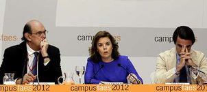 Soraya S�enz de Santamar�a, entre el presidente de la Fundaci�n FAES, Ignacio Astarloa, y Jos� Mar�a Aznar, ayer en Madrid.