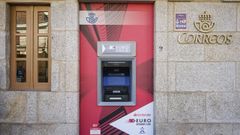 Cajero autom�tico instalado en la oficina de Correos de Barbantes, en el municipio ourensano de Cenlle, para reducir la exclusi�n financiera de las zonas rurales.