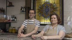 David y Bea en el bar Estila, que actualmente solo cierra los lunes por la tarde (a partir de las 16.00 horas). El resto de los das est abierto desde las 8.00 o 9.00 hasta las 22.00, en horario ininterrumpido.