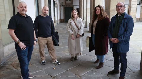 Las asociaciones de vecinos reunidos en Mar�a Pita. De izquierda a derecha, Jos� Garc�a, secretario de Os Mallos-Vio�o; V�ctor Lamela, presidente de Mesoiro; Mar�a Dolores Sierra, presidenta de Xux�n; Vanessa Rey, presidenta de Recinto Ferial, y Jos� Ram�n Calvete, presidente de San Pedro de Visma. 