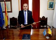 El recien elegido mandatario local en el saln de plenos con el bastn de mando. 