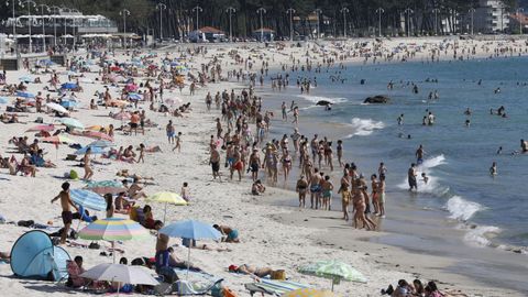 Las playas de Samil y O Vao, en Vigo, de bote en bote