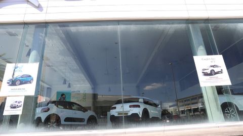Imagen del concesionario Noyamvil en el polgono del Tambre, con coches en la exposicin y cerrado el pasado abril