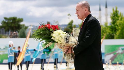 Recep Tayyip Erdogan coloca una corona de flores en el monumento a las vctimas del intento de golpe de Estado de hace tres aos en Turqua