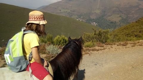 Yurema y su madre est�n buscando alternativas para poder ir al colegio. Comprueban cu�nto tardar�an en llegar hasta la parada de Robledo a caballo