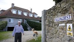Falcon Crest. Hay hasta quien se hace fotos a las puertas de esta vivienda de Casti�eiras. El nombre lo eligieron sus due�os por casualidad, despu�s de escuchar a muchos referirse a su casa de esa forma