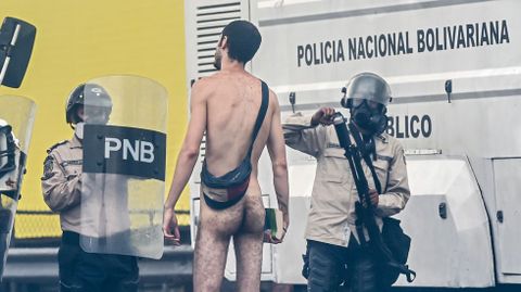 ��No lancen m�s bombas, por favor!�, suplic� Hans Wuerich, de 27 a�os, completamente desnudo sobre un blindado, mientras caminaba imp�vido ante una nube de gases lacrim�genos. 