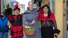 Blanco (centro) y Cabeza (derecha), ediles de Ordes, participaron como un vecino m�s en el S�bado de Pi�ata. �Como concejales somos los primeros que tenemos que dar ejemplo. Y, mientras lo siga siendo, as� lo seguire haciendo�, dice el titular local de Cultura.