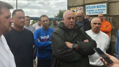 El delegado sindical de Prosegur, en el centro, arropado por el secretario comarcal de la Federaci�n de Industria de CC.OO. y el secretario de CIG-Industria de Ferrol