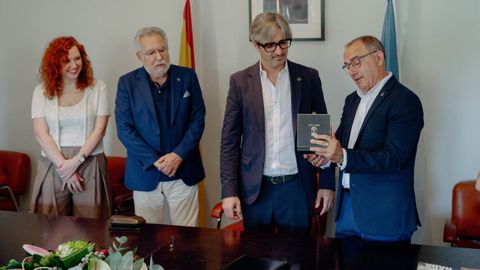 El cirujano Diego Gonz�lez Rivas (segundo derecha) recibe la medalla del Concello de A Arnoia entregada por su alcalde, Rodrigo Aparicio.