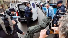 Un hombre se ha entregado esta maana a la Polica Nacional tras matar a su yerno, al parecer con un cuchillo, en una vivienda situada en la calle Numa Guilhou de Mieres. En la imagen, empleados de los servicios funerarios traslada el cuerpo de la vctima.