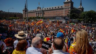 La manifestaci&oacute;n para pedir la dimisi&oacute;n del presidente del Goberno, Pedro S&aacute;nchez, a su paso por Moncloa este s&aacute;bado en Madrid.