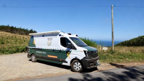 Un furg�n de GEAS de la Guardia Civil, el lunes en la playa de Arnela, en Mux�a, donde se intervino el alijo de 1.500 kilos de coca�na.