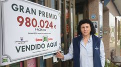 Amadita Yebra, responsable de la Librera Maduca, de Castro de Rei, donde se sell un boleto de la Bonoloto premiado con 980.000 euros