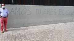 Am�s Garc�a Rojas, al lado de una pintada con la que intentan ofenderle