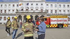 Los bomberos de Ferrol repartiendo octavillas en la plaza de Armas.