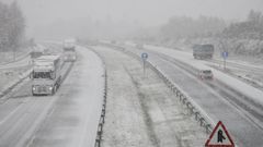 Veh�culos circulando por la A-52 en pleno azote del temporal Ingrid