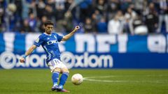 Gast�n Brugman golpea un esf�rico durante el partido