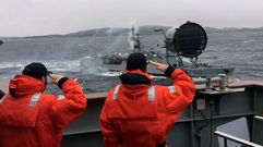 Dotaci�n del �Cantabria� despidiendo a una corbeta francesa tras su aprovisionamiento