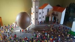 Asi vuela, a escala playmobile, el globo de Betanzos