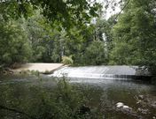 <span lang= es-es >Antes y ahora</span>. A la izquierda, la presa de A Pinguela en el 2011 antes de las talas que se llevaron a cabo durante las obras del nuevo paseo. El agua ca�a habitualmente por el lado derecho de la presa o, con el nivel muy bajo, solo por el aliviadero central. Ahora, el r�o corre libre hacia la derecha y se cuela tras los �rboles por un boquete de cinco metros de ancho