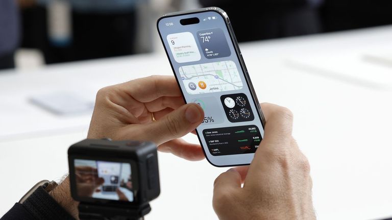 Presentación del nuevo iPhone Air, que no tiene ranura para una tarjeta SIM física