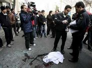 La polic�a iran� recoge pruebas en el lugar del atentado contra el cient�fico Mustaf� Ahmadi Roshan.