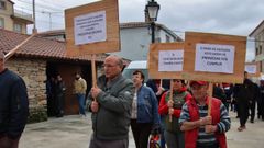 El alcalde de Agolada (primero por la izquierda) en una manifestaci�n coincidiendo con un acto del PP