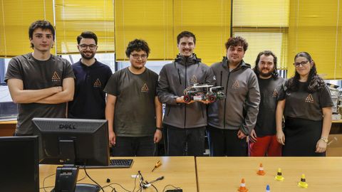 Integrantes del equipo Auria Technologies del campus de Ourense posan junto a uno de sus dispositivos piloto.