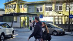 Vista exterior del IES Agra do Orz�n, donde este lunes falleci� un trabajador al caer desde la cubierta de un patio