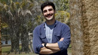 O presentador David Vilares, no parque Jos� Mart� de Oleiros