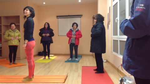 Alumnas de pilates, con los abrigos puestos, en la sede vecinal de la Zona Centro
