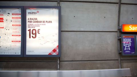 La campaña publicitaria de Volotea en la estación de metro de Santutxu, en Bilbao