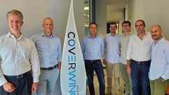 Los propietarios de la empresa gallega CoverWind Solutions -a la derecha-, junto a los representantes del grupo Muehlhan Wind Service, en el que se integra