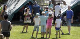 Los ni�os que llegaron ayer al campamento lo hicieron acompa�ados de sus padres, que no dudaron en inmortalizar el momento. 