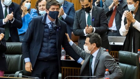 El presidente de la Junta, Juan Manuel Moreno, y el vicepresidente, Juan Marn, de Ciudadanos, ayer, en la sesin de control al Gobierno andaluz en el Parlamento autonmico.