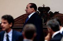 Berlusconi abandonando ayer el palacio Grazioli en el que tiene su residencia romana.