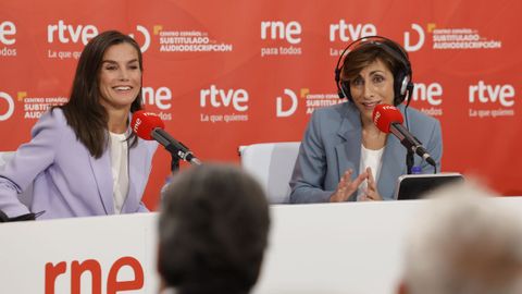 La reina Letizia junto a la presentadora de Las maanas de RNE, Mamen Asencio