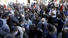 Estudiantes de Medicina esperando para entrar en el ltimo examen mir, el celebrado en enero en Santiago